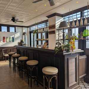 ゲストの待合スペースです。ゲストはおしゃれな雰囲気で飲み物を飲んで、楽しみながら待つことができます。