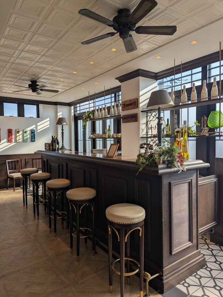 ゲストの待合スペースです。ゲストはおしゃれな雰囲気で飲み物を飲んで、楽しみながら待つことができます。