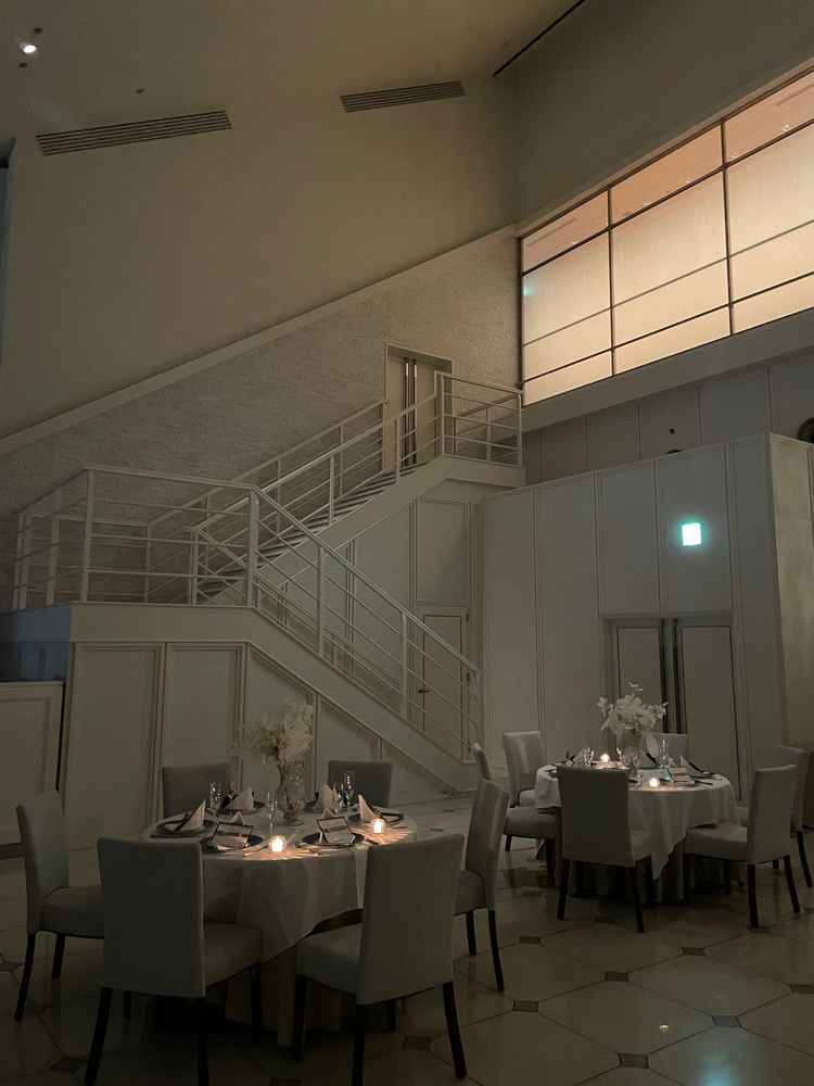 お色直し後の登場で左右どちらもドレスを見せられるのがいいと思った