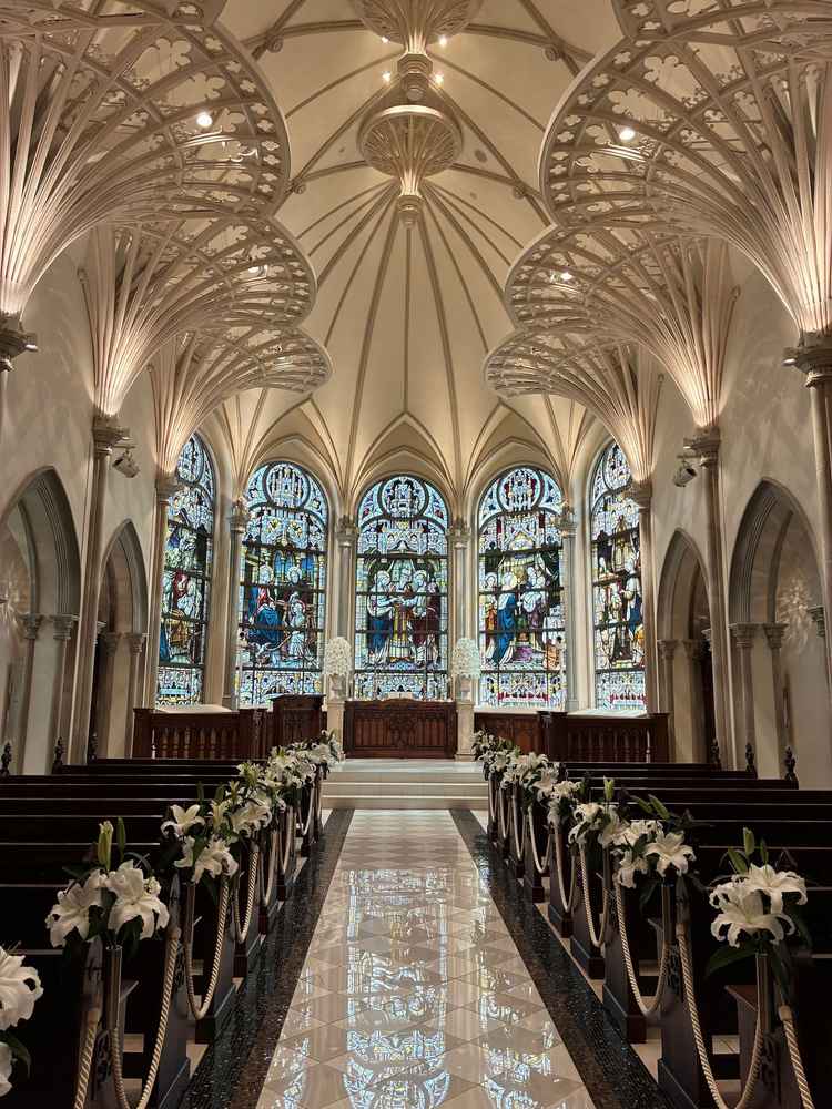 セントグレース大聖堂の内観。