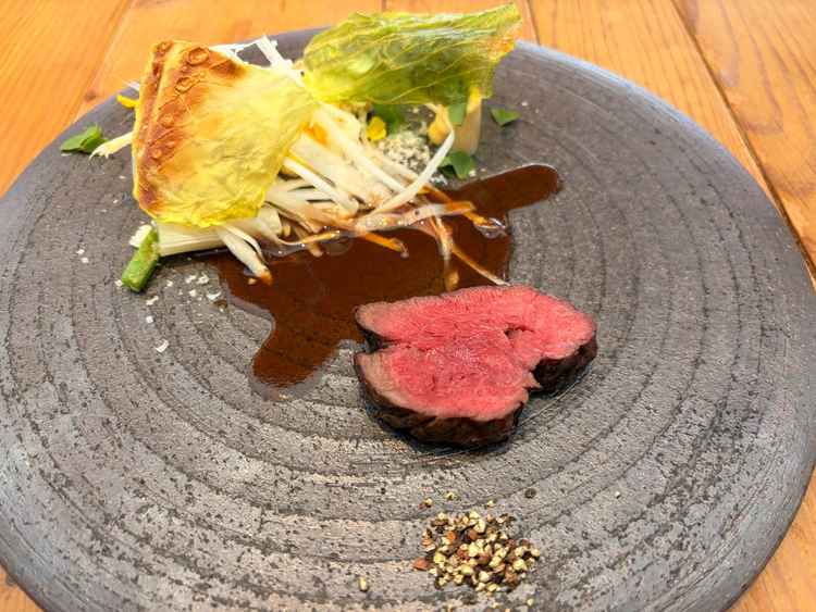 試食させていただいた牛肉のメイン料理。とても柔らかく、季節に沿った野菜も添えてありました