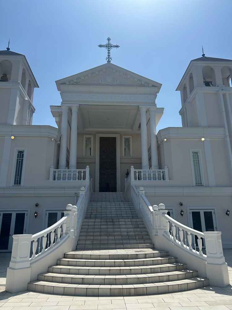 チャペル前の階段ですが、晴れていてとても雰囲気が良かったです。フラワーシャワーなどの演出にも◎