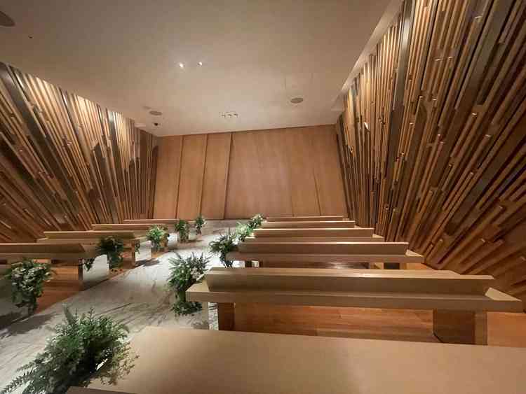 挙式会場　前のドアが閉まっているのはムービーを映し出すため