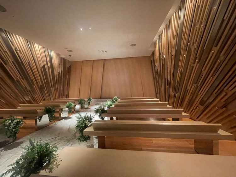 挙式会場　前のドアが閉まっているのはムービーを映し出すため