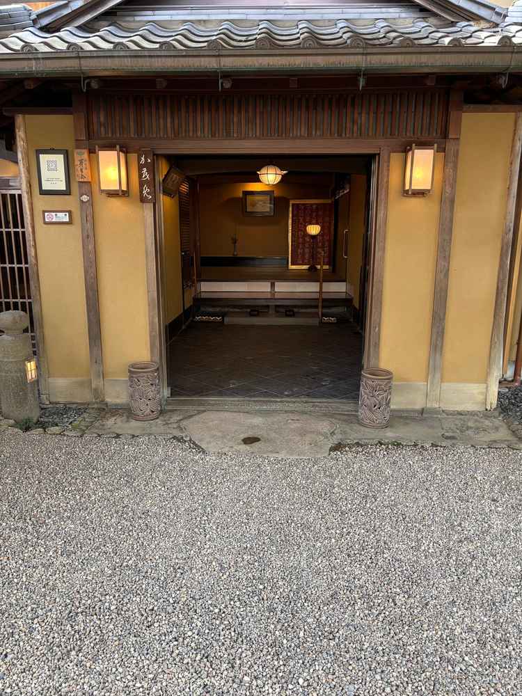 会場入口。建物には靴を脱いで入るため、ラフな靴で来ることが可能です。