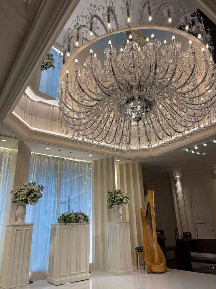 チャペル。シャンデリアがとっても大きくキラキラしていて目を惹かれた。