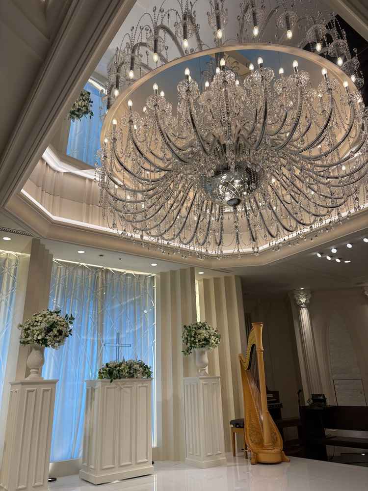 チャペル。シャンデリアがとっても大きくキラキラしていて目を惹かれた。