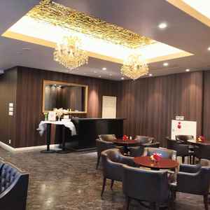 ロビーでは、ソフトドリンク4種類と、ピアノとコントラバスの生演奏でゲストをおもてなし