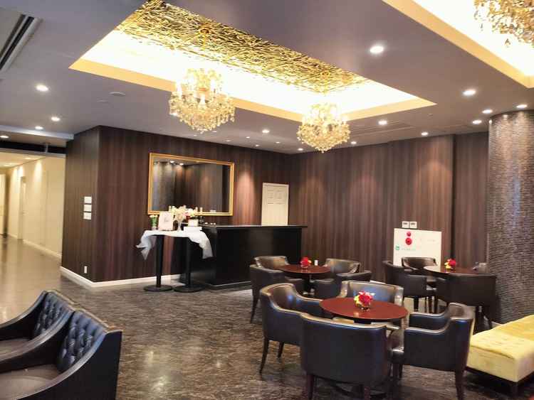 ロビーでは、ソフトドリンク4種類と、ピアノとコントラバスの生演奏でゲストをおもてなし