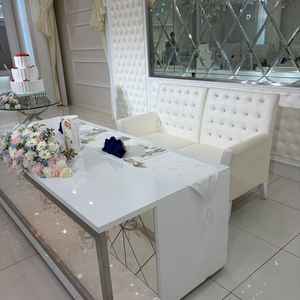 最大85名収容可能な披露宴会場。室内に窓はなく、ライト演出が可能。新郎新婦席の後ろには大きな鏡あり。