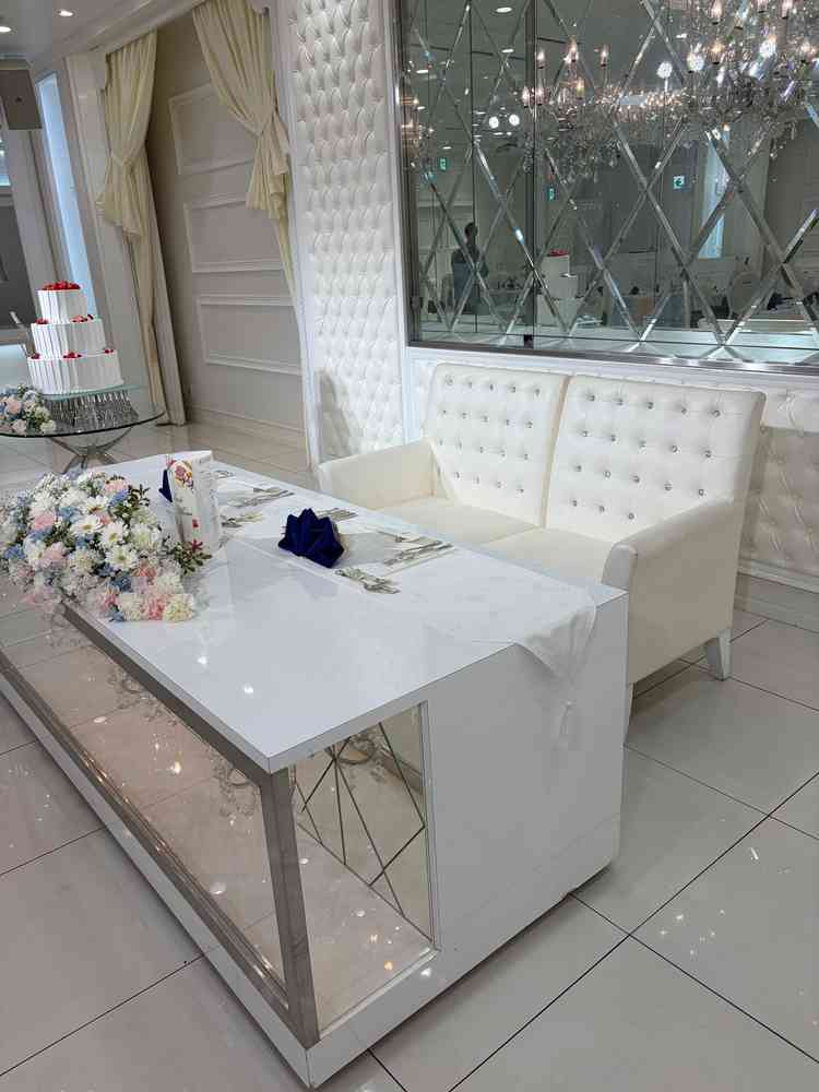 最大85名収容可能な披露宴会場。室内に窓はなく、ライト演出が可能。新郎新婦席の後ろには大きな鏡あり。