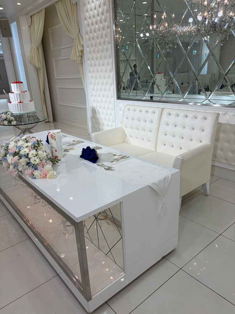 最大85名収容可能な披露宴会場。室内に窓はなく、ライト演出が可能。新郎新婦席の後ろには大きな鏡あり。