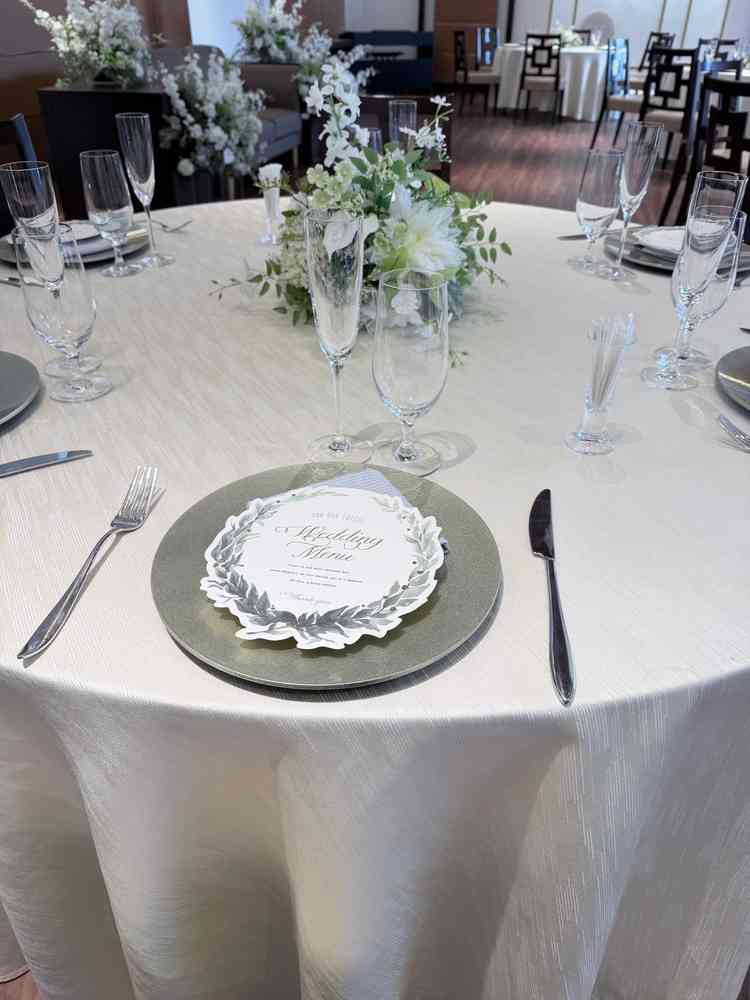 参列者のテーブルや会場が、プランナーとの打合せで自身の好みを反映させることができる点が魅力的でした。