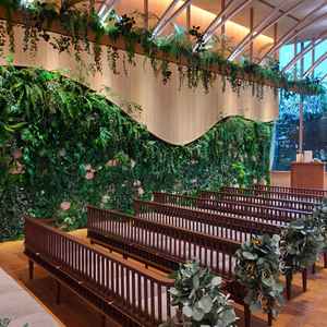 緑で埋め尽くされた壁がチャペルの中にあり、写真スポットになっていた。