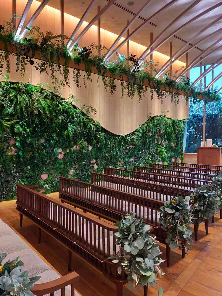 緑で埋め尽くされた壁がチャペルの中にあり、写真スポットになっていた。