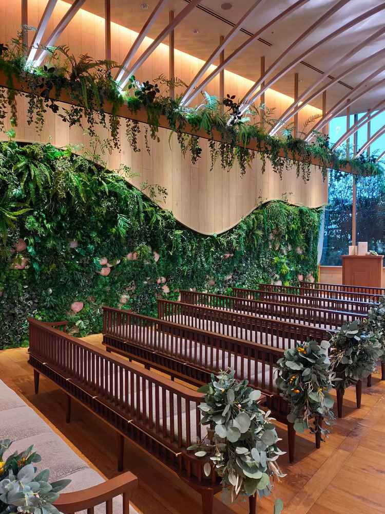 緑で埋め尽くされた壁がチャペルの中にあり、写真スポットになっていた。