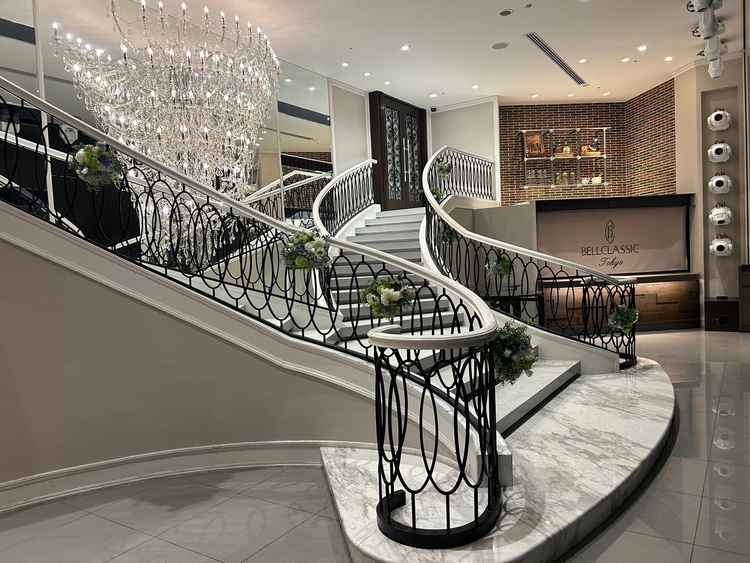 少人数の挙式でも、前撮りで大きな階段を使った写真が撮れる。