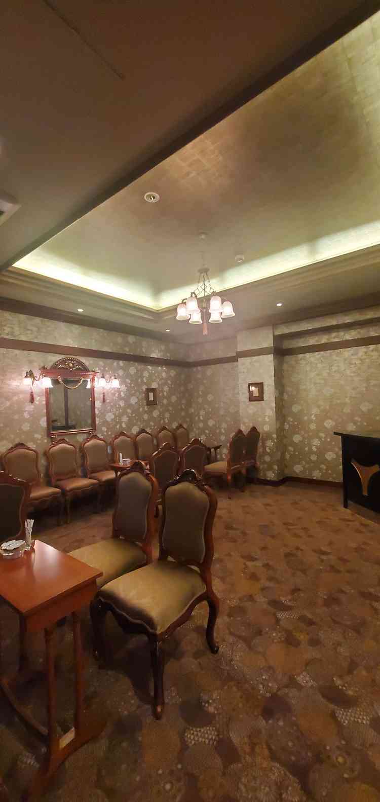 親族控え室は入口が新郎家、新婦家が別々で大きな部屋をパーテーションで区切って使用するスタイルでした。