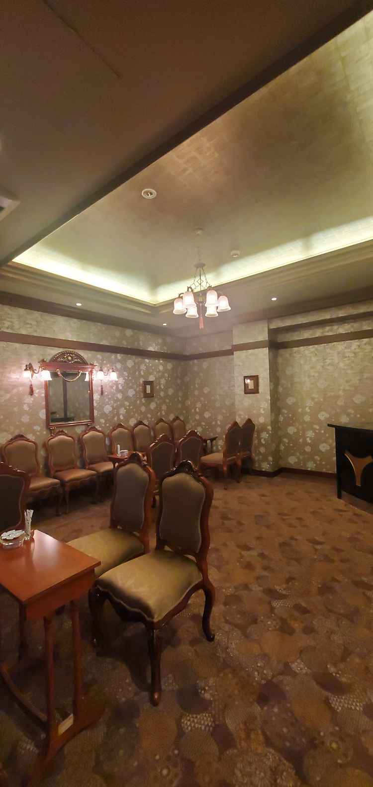 親族控え室は入口が新郎家、新婦家が別々で大きな部屋をパーテーションで区切って使用するスタイルでした。