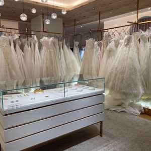 衣装の種類がとても多く、ドレス選びが式場内で完結するところが良い点です。
