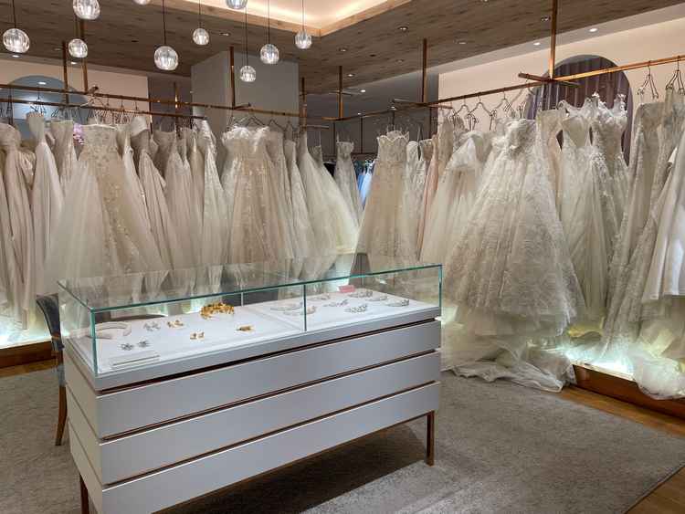 衣装の種類がとても多く、ドレス選びが式場内で完結するところが良い点です。