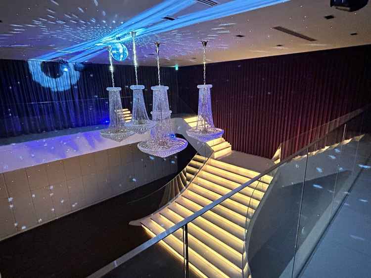 フラワーシャワーができるスペースは、ガンガン音楽を入れて派手な演出ができるのがとてもいいと思った。