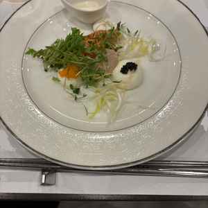 前菜のお刺身も、クリームソースをかけて上品な仕上がりでした。