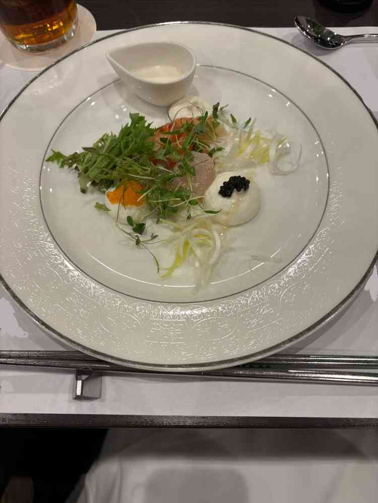 前菜のお刺身も、クリームソースをかけて上品な仕上がりでした。