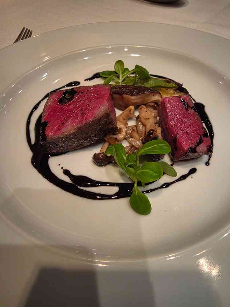 メインのお肉の料理。野菜の仕入れや調理法ののこだわりを感じた。