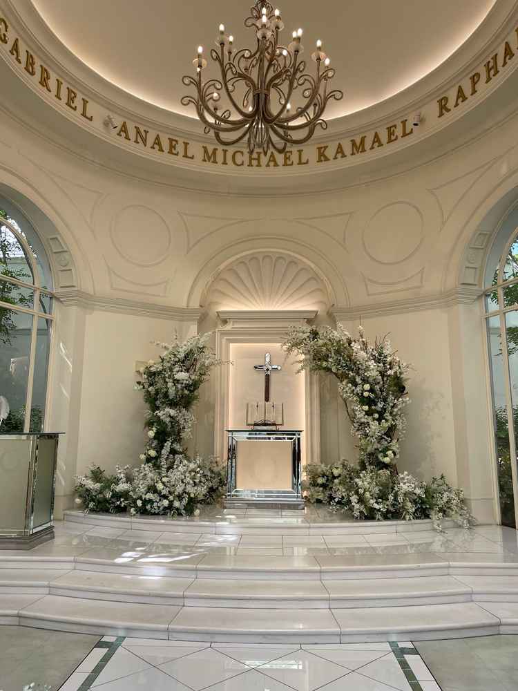 チャペルは自然光がはいる白を基調とした空間。中央の十字架は人前式の時には外せるそう。