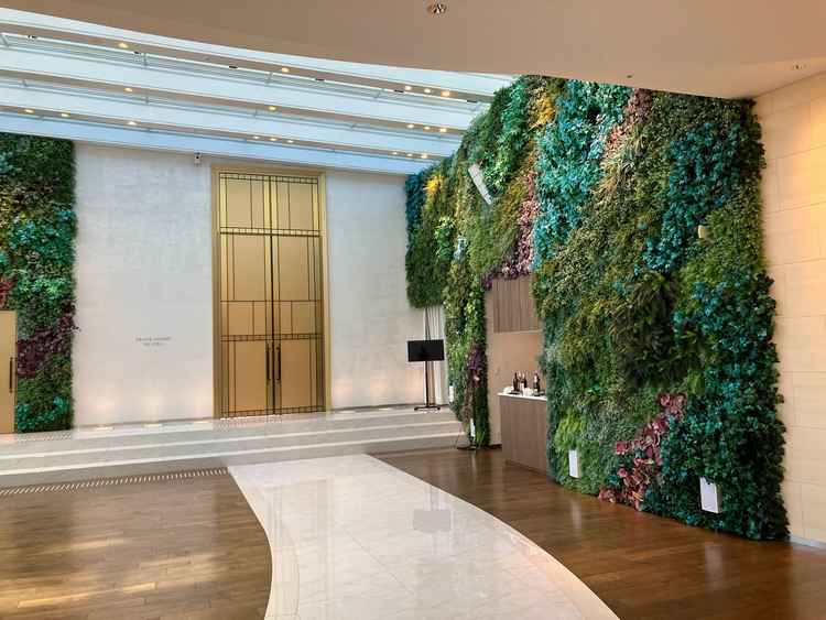 チャペル前、高さがあり開放的