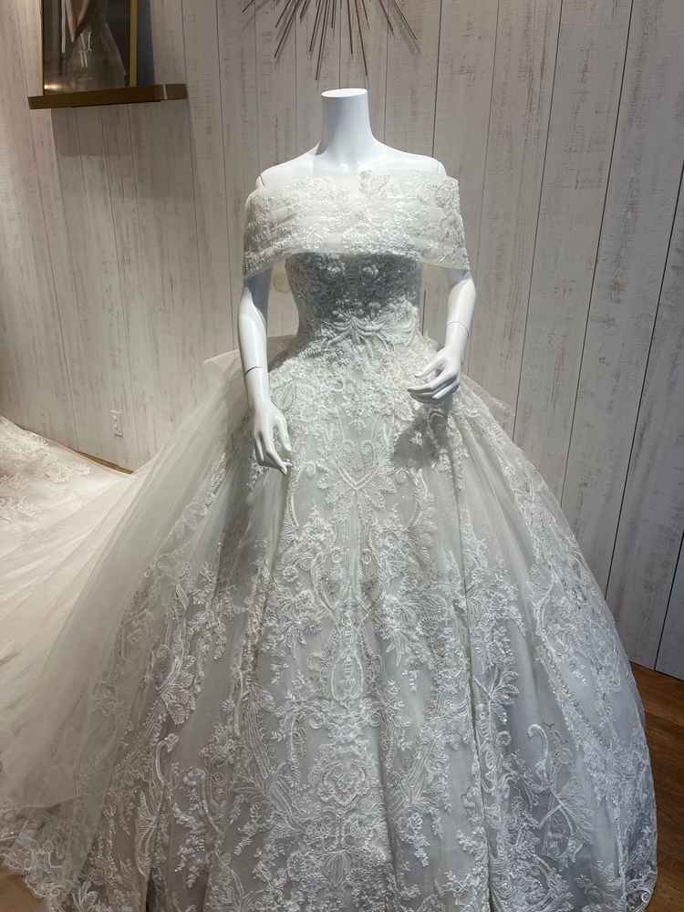 ドレスストアも式場内にあり、事前に好みを聞いてくれて取り揃えてくれた中から探せるそう！