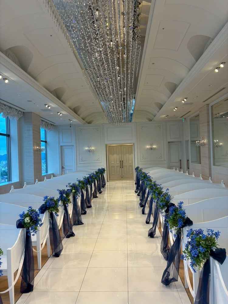 挙式会場(ゲスト側です)バージンロードが長めで◎でした。