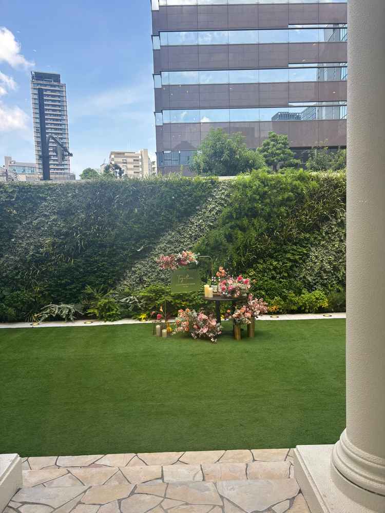 披露宴会場からガーデンに出ることができます。晴れていると外でイベントができるのが良いです。