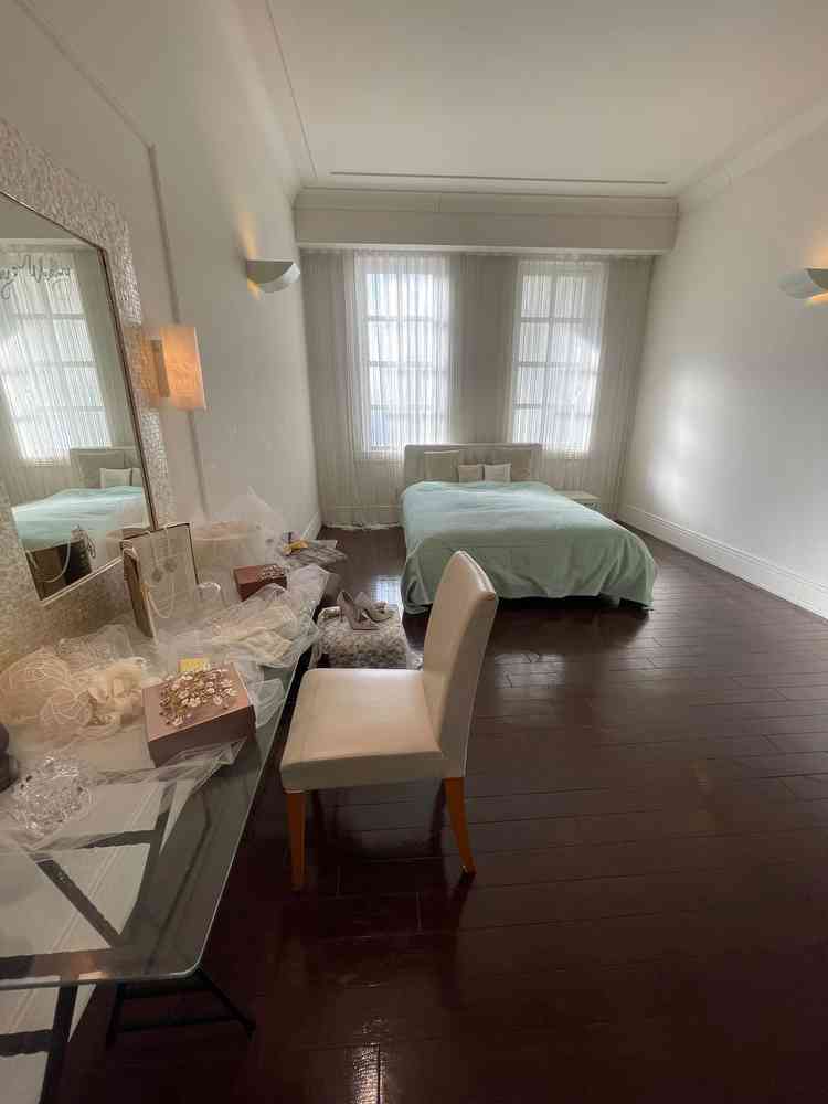 新郎新婦の控室です。とても部屋が広く。お手洗い付きなので使い勝手が良いと感じました。