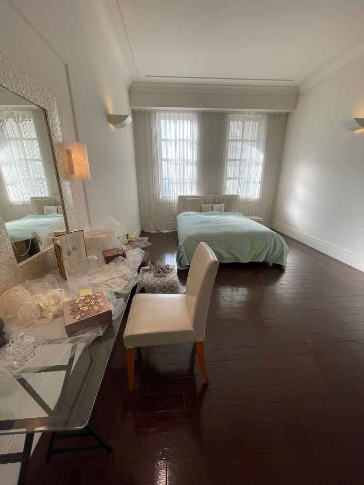 新郎新婦の控室です。とても部屋が広く。お手洗い付きなので使い勝手が良いと感じました。