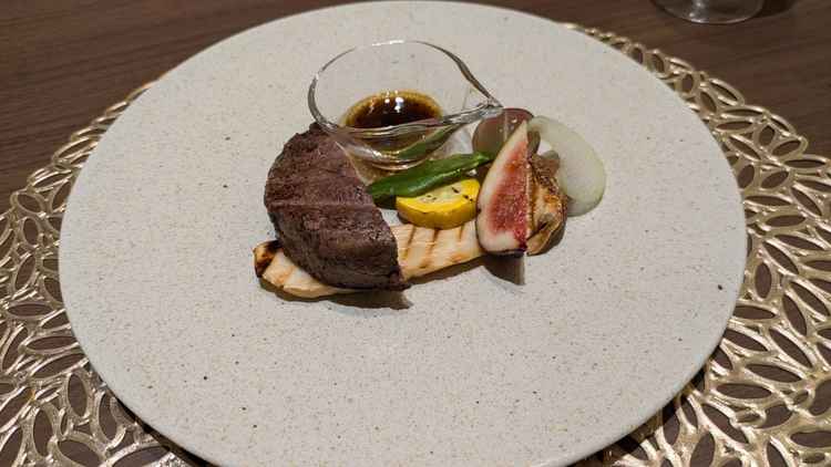 アルモニービーフという本式場特有のお肉を使っており、とても柔らかく、ソースとの相性も抜群でした。