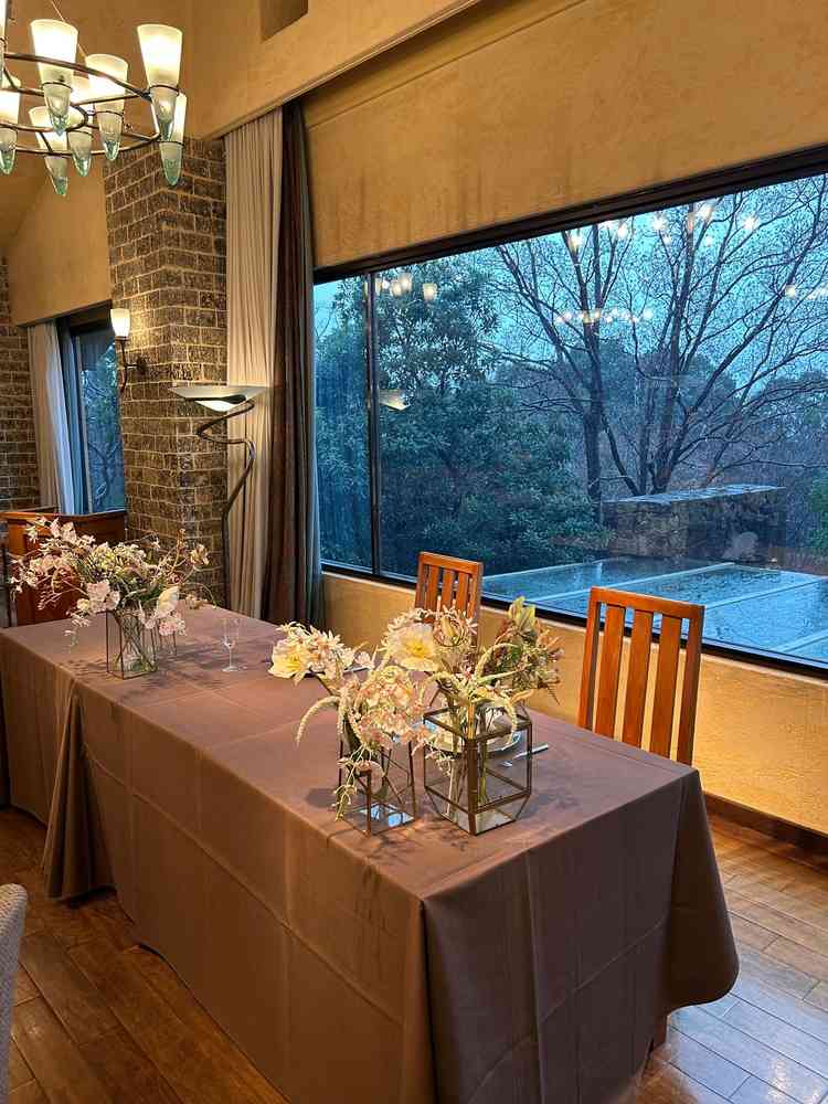 披露宴の新郎新婦席です。後方がガラスになっていて外森林がとても綺麗でした。