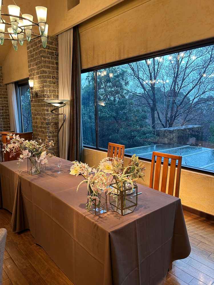 披露宴の新郎新婦席です。後方がガラスになっていて外森林がとても綺麗でした。