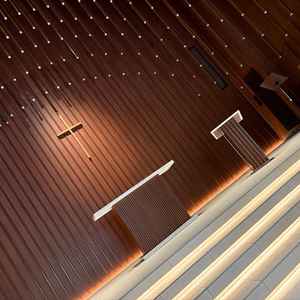 チャペルのメインステージ。装飾がなくてもデザイン性があって素敵でした。