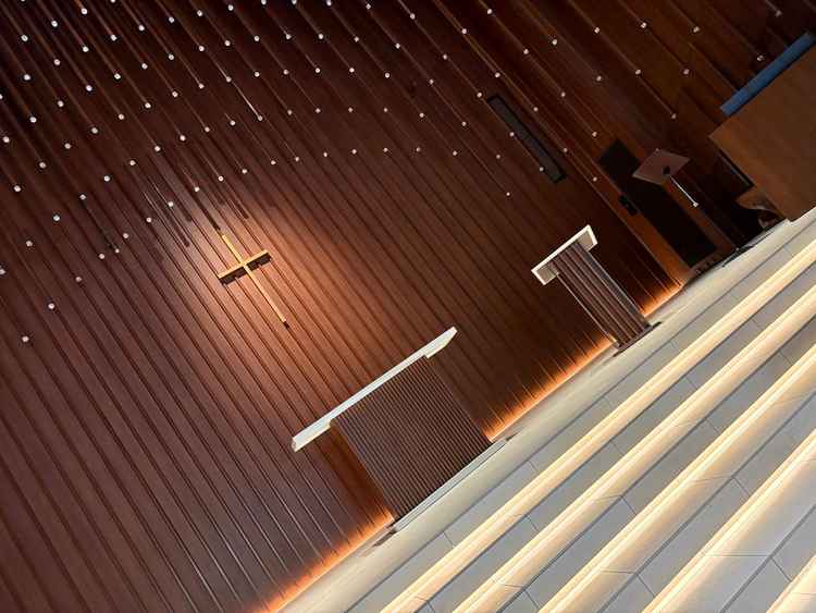 チャペルのメインステージ。装飾がなくてもデザイン性があって素敵でした。