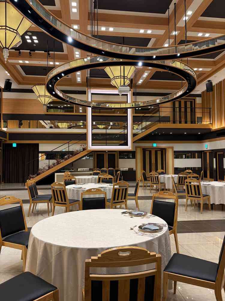 披露宴会場。照明がとても綺麗で、写真の額のような素敵なデザインも素敵でした。