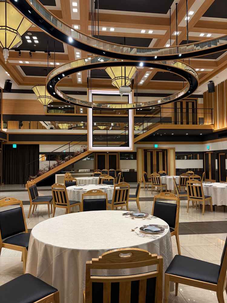 披露宴会場。照明がとても綺麗で、写真の額のような素敵なデザインも素敵でした。