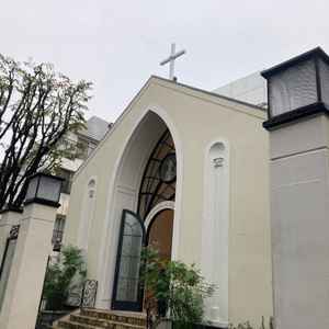 チャペルの外観。駅からのアクセスが良いです。