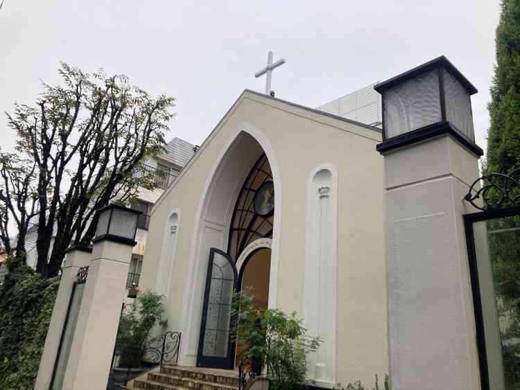 チャペルの外観。駅からのアクセスが良いです。