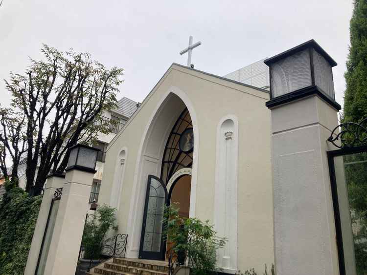 チャペルの外観。駅からのアクセスが良いです。