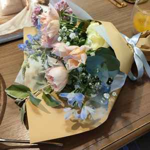 フラワーコーディネートの方が好きな色や花を聞いてくれて作成してくれたミニブーケ。