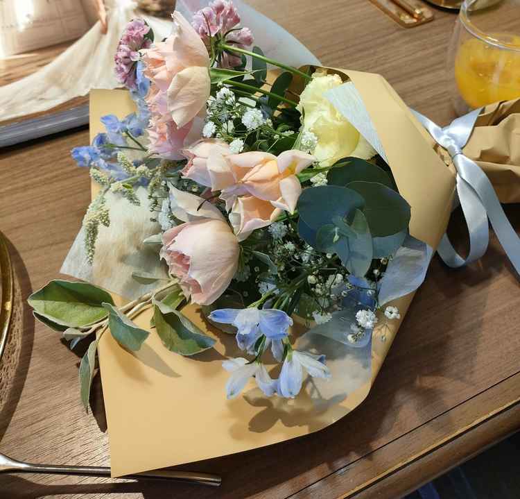 フラワーコーディネートの方が好きな色や花を聞いてくれて作成してくれたミニブーケ。