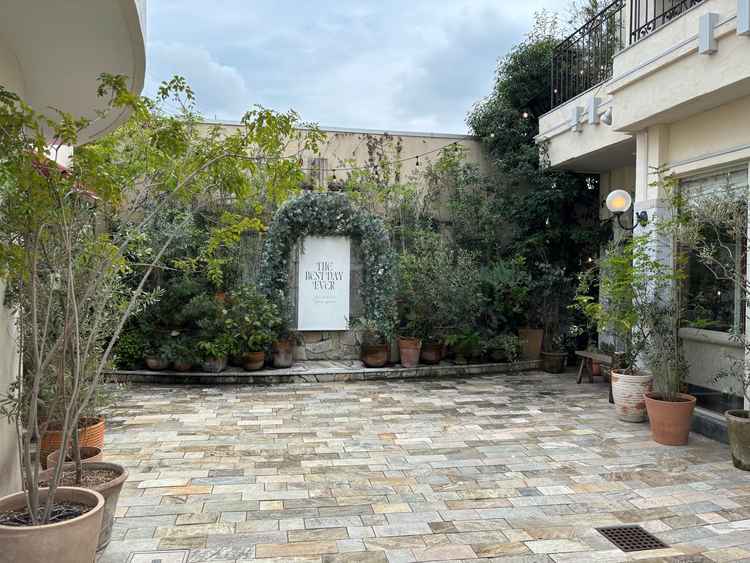 広々とした中庭で素敵な空間