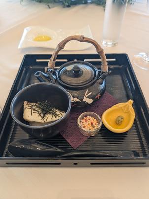 締めの鯛茶漬けです。出汁の味が日本人で良かったと思わせてきました。